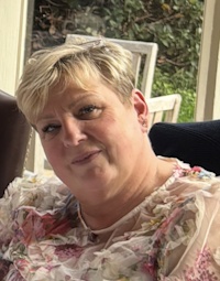 A picture of Natalie, a hairdressing lecturer at HSDC South Downs.
